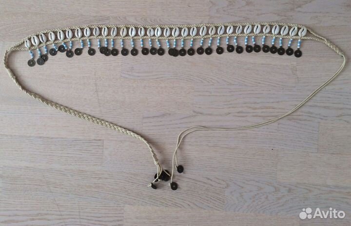 Пояс на бедра из ракушек каури и монеток