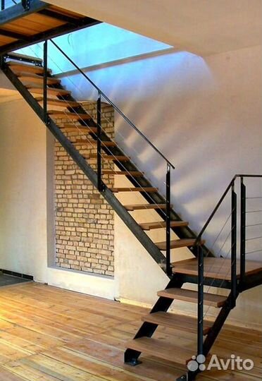 Лестница с забежными ступенями в коттедж