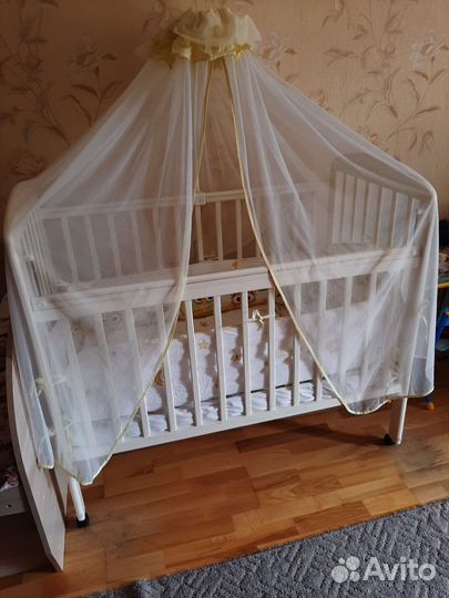 Кровать детская, деревянная