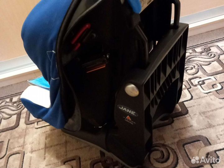 Детское кресло в машину