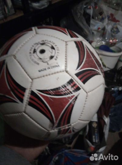 Волейбольный и футбольный мяч