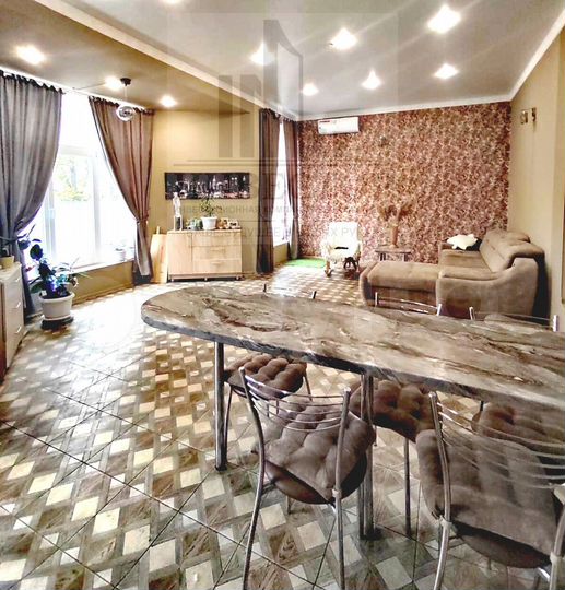 Дом 190 м² на участке 2,7 сот.