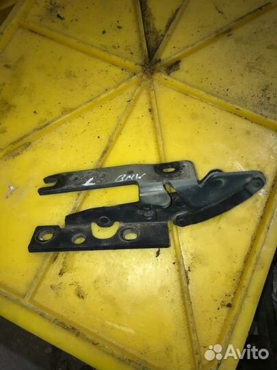 Петля капота левая Bmw 7 седан 4.4 2002