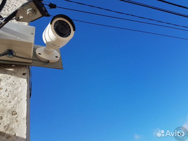 Крепление на столб для видеокамер. Видеокамера на столбе освещения. Монтаж видеокамер на столб. Крепление на столб для видеокамер. Крепление камеры на столб.