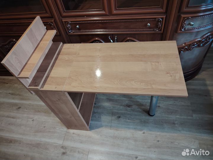 Маникюрный стол