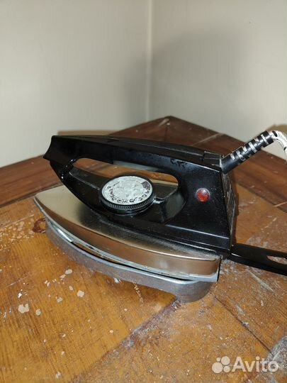 Ретро утюг СССР с подставкой