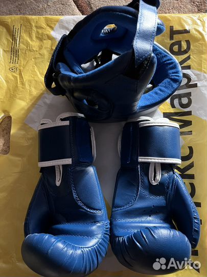 Боксерские перчатки, шлем