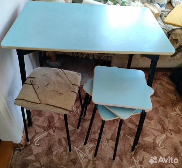 Стол и 4 табурета