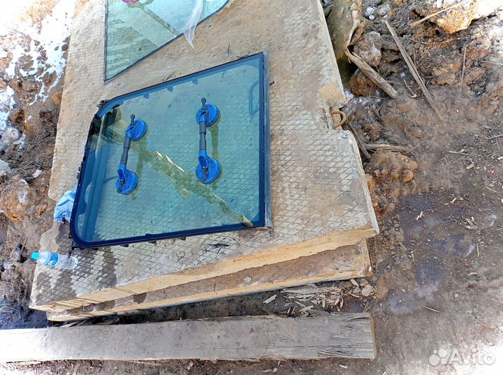 Стекло дверное правое экскаватор-погрузчик bizon 7