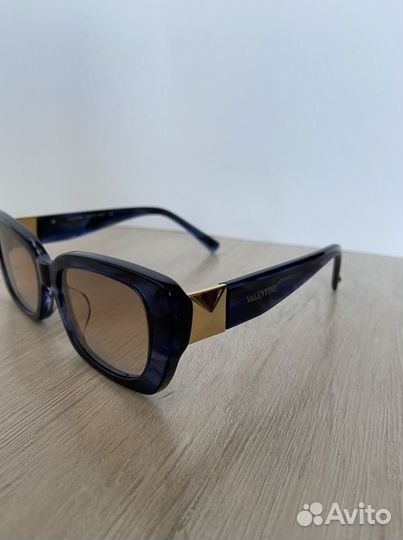 Солнцезащитные очки Valentino