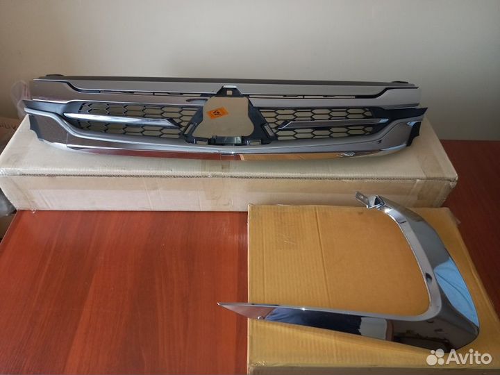 Решерка радиатора Митсубиши Паджеро спорт 3