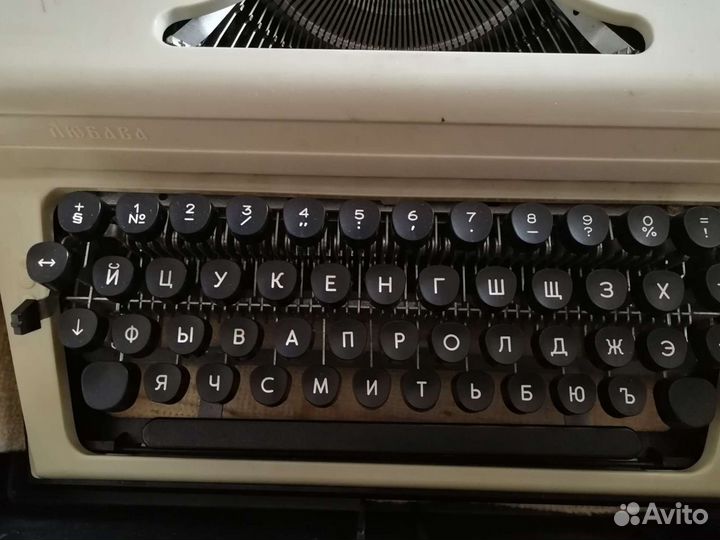Пишущая машинка механическая Любава 1990