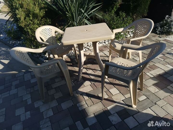 Стол и стулья