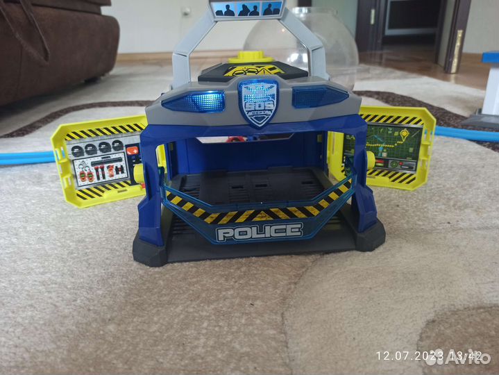 Игрушки для мальчика: заправка,полицейский участок