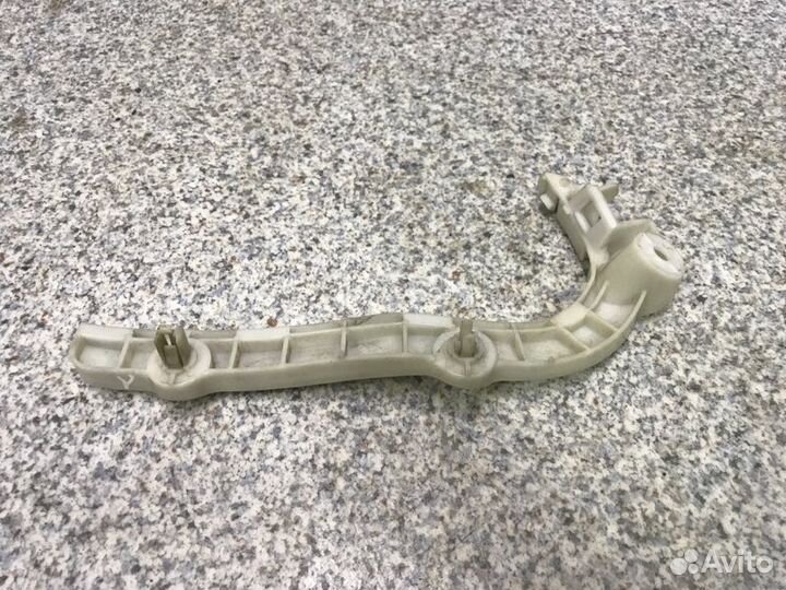 Кронштейн бампера лев. перед. Mitsubishi Outlander