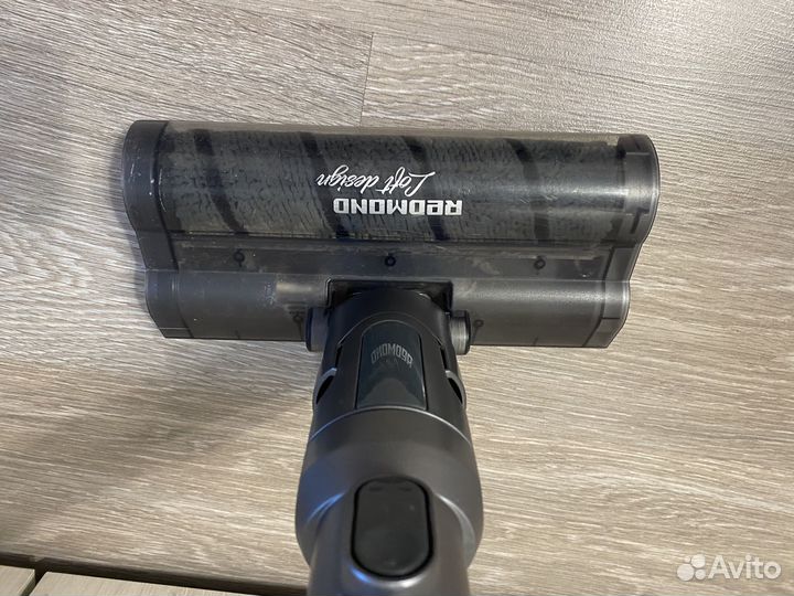 Пылесос вертикальный Redmond