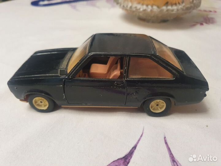 Модель автомобиля Ford Escort 1100L и машинки