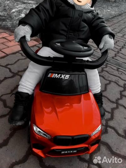 Детская машина каталка с ручкой