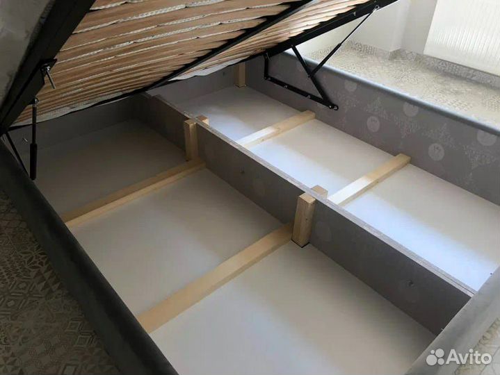 Кровать двухспальная с матрасом