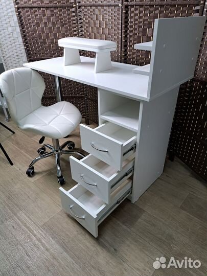 Маникюрный стол