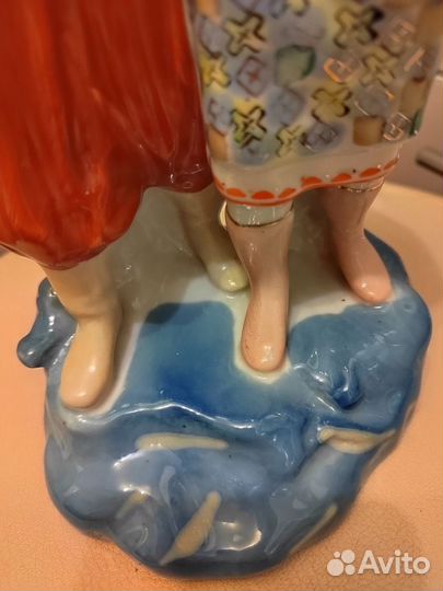 Статуэтка фарфор 