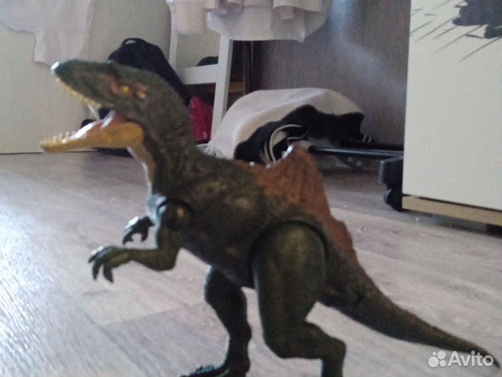 Игрушка динозавра от mattel