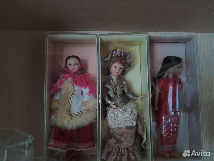 Кукла фарфоровая