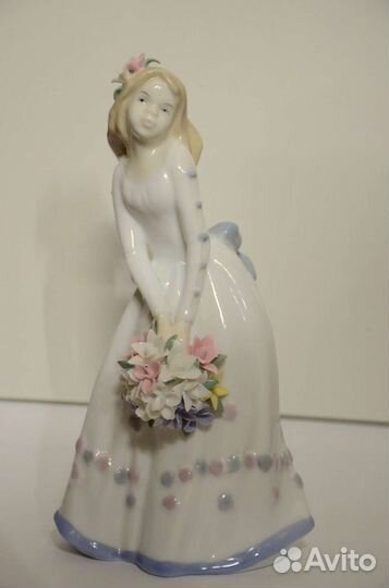 Статуэтка фарфоровая девочка с цветами
