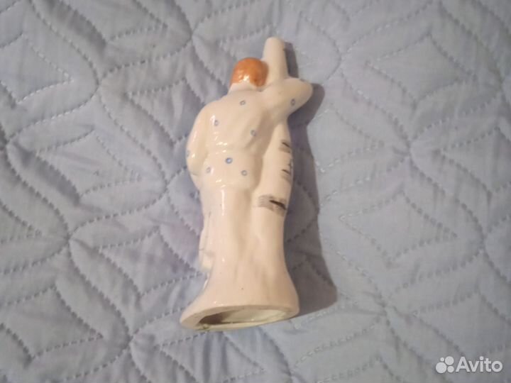 Статуэтка фарфоровая