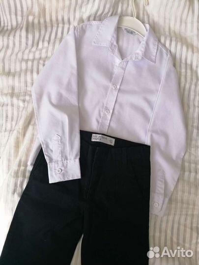 Белая рубашка и черные брюки