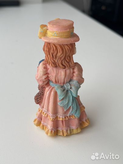 Фигурка статуэтка девочка с собачкой