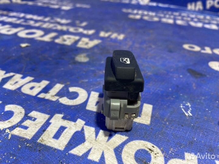 Кнопка блокировки стеклоподъёмника Renault Duster