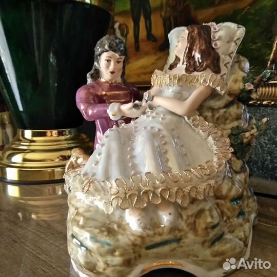 Фарфоровая статуэтка