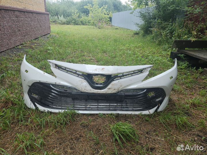 Передний бампер Toyota Camry