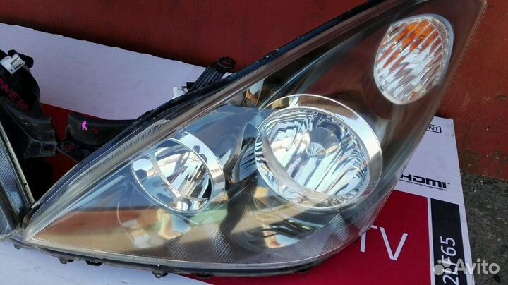 Фара тойота виш правая и левая