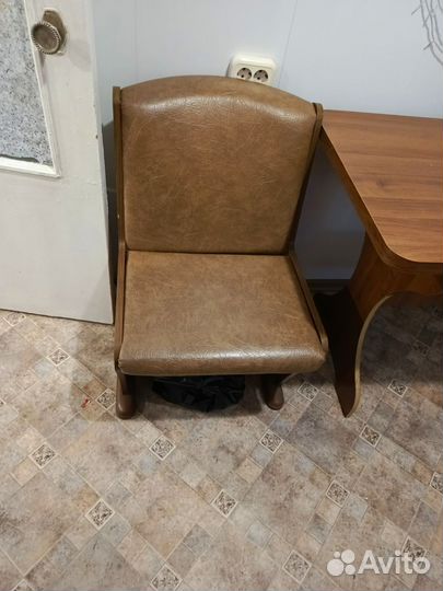 Кухонный уголок со столом