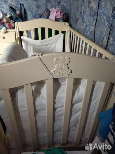 Детская кроватка с маятником и ящиком