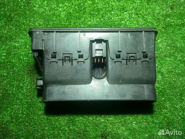 Центральный дефлектор с кнопкой Opel Vectra A