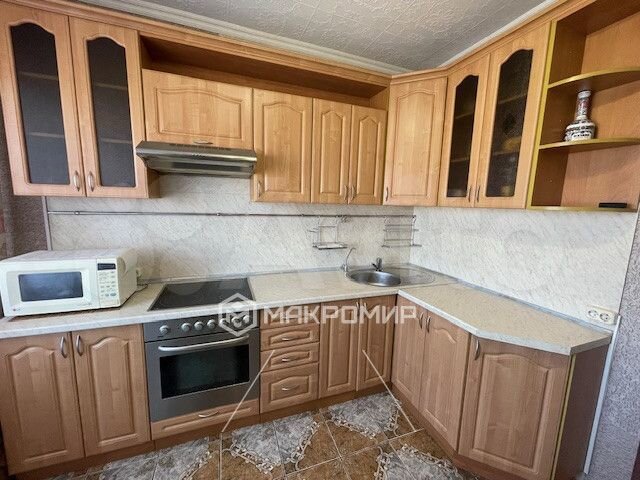 4-к. квартира, 76 м², 8/10 эт.