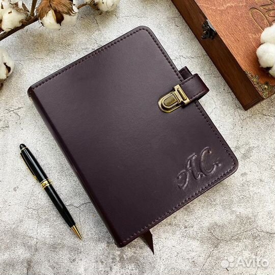 Люкс: Кожаный бордовый именной ежедневник Люкс на кольцах - идеальный подарок для коллеги