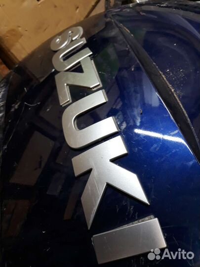 Сузуки эмблема кожуха запасного колеса vitara