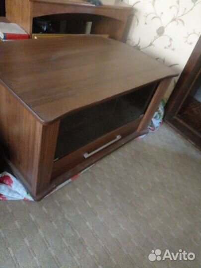 Тумба со стеклянными дверцами