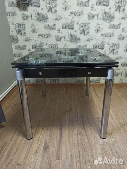 Кухонный стол стеклянный раздвижной