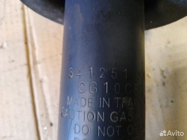 Амортизатор передний левый Mitsubishi Pajero 3