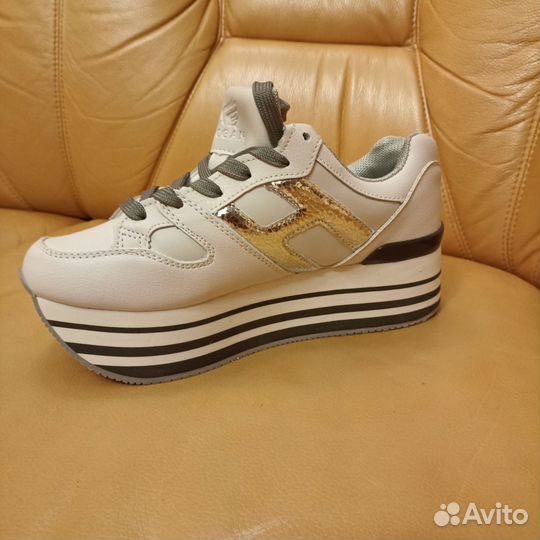 Кроссовки женские