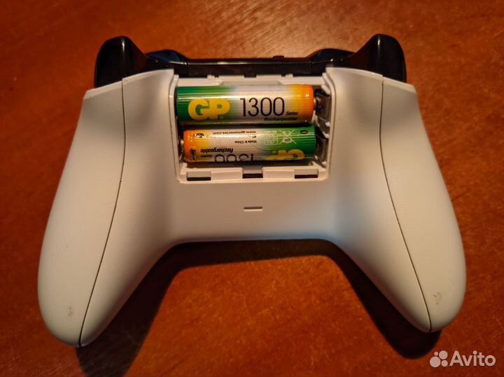 Геймпад Xbox One + батарейки и зарядка
