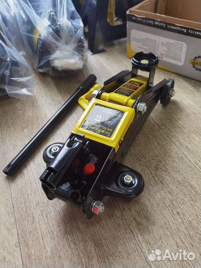 Домкрат подкатной гидравлический 2.т