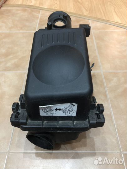 Корпус воздушного фильтра toyota avensis