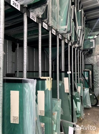 Стекло нижнее дверное на экскаватор Terex 825