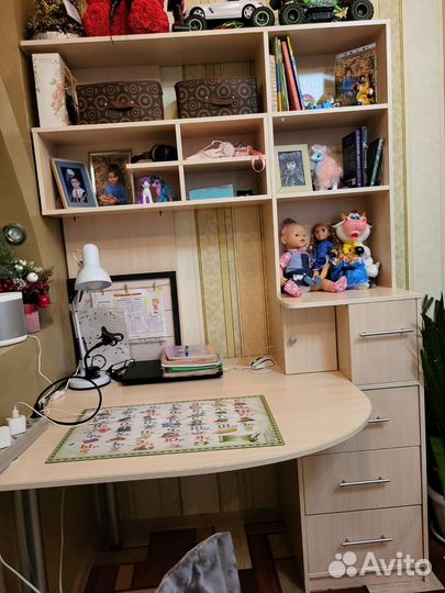 Угловой письменный стол с полками